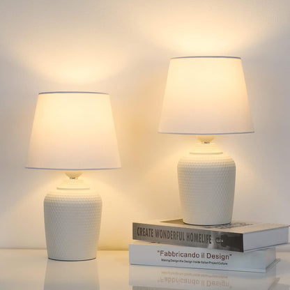 Lot de 2 petites lampes de table – lampes de chevet 11,8" pour chambre, chambre d’enfant, salon et bureau, base blanche à motif clouté.