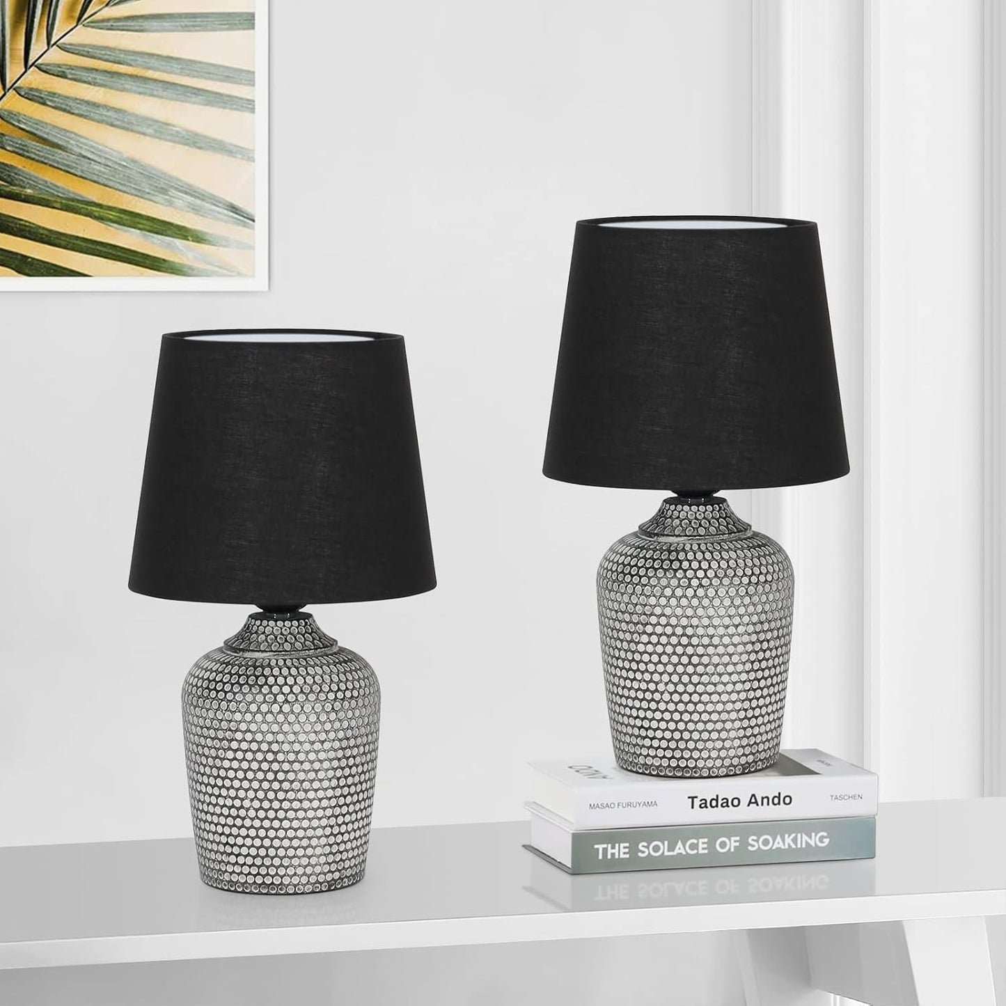Lot de 2 petites lampes de table – lampes de chevet 11,8" pour chambre, chambre d’enfant, salon et bureau, base blanche à motif clouté.